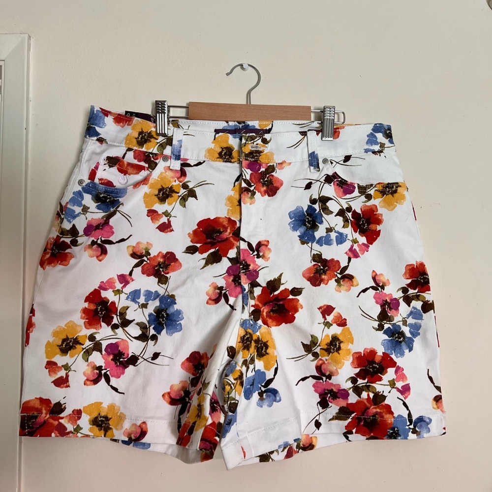 Gloria Vanderbilt White and Red Bermuda Shorts Floral